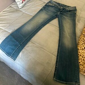 Pre-Owned. Hardly worn. Size 29. Great condition. Miss Me Jeans.